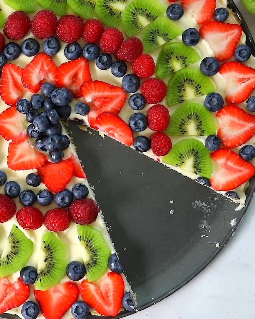 Delightful Fresh Fruit Pizza – A Sweet Treat to Share finished dish