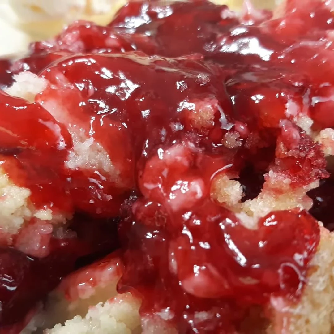 Easy Strawberry Cheesecake Dump Cake Recipe finished dish