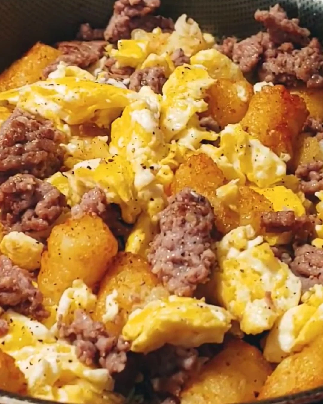 Ultimate Tater Tot Breakfast Bowl: A Hearty Brunch Delight finished dish
